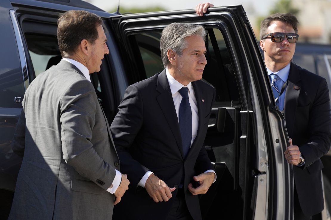 El secretario de Estado estadounidense Antony Blinken, en el centro, llega al aeropuerto para salir de Ammán (Jordania) el 16 de octubre, camino de Israel.