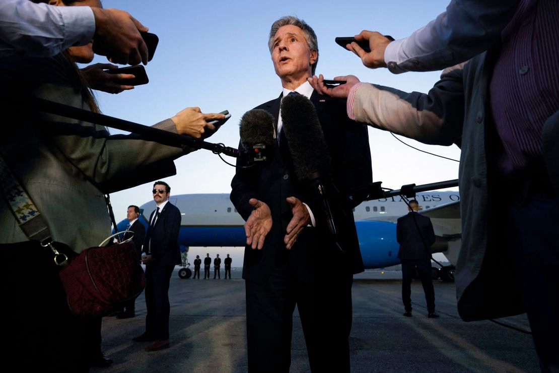 El secretario de Estado de EE.UU., Antony Blinken, habla con los medios en el Cairo antes de abordar un avión rumbo a Jordania el 15 de octubre de 2023. Crédito: Jacquelyn Martin/AFP/Getty Images.