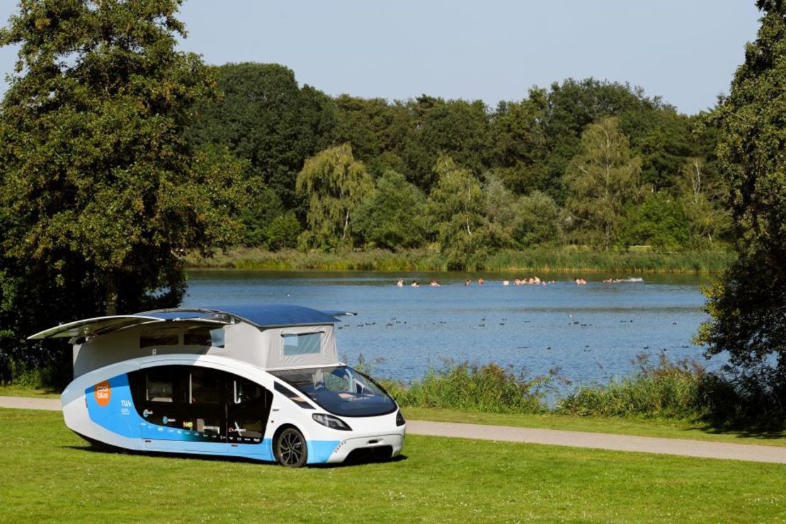 Stella Terra es la continuación de la autocaravana solar "Stella Vita", en la foto, producida anteriormente en la universidad. En septiembre de 2020, la autocaravana inició una gira de cuatro semanas por Europa, que comenzó en Eindhoven y terminó en Tarifa (España), una distancia de 3.000 kilómetros. Crédito: STE / Bart van Overbeeke