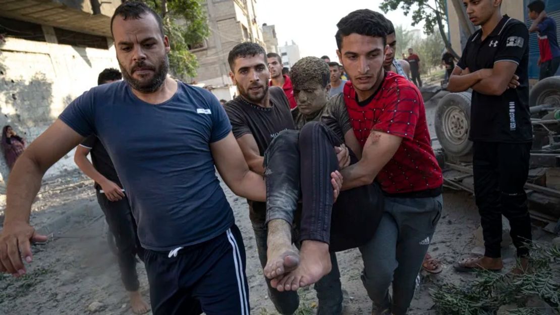 Palestinos transportan a una persona herida en ataques aéreos israelíes en Khan Yunis, Gaza, el 16 de octubre.Crédito: Fatima Shbair/AP