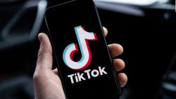 CNNE 1478068 - tiktok contratara personal que hablen arabe y hebreo para moderar contenido de la guerra entre israel y hamas