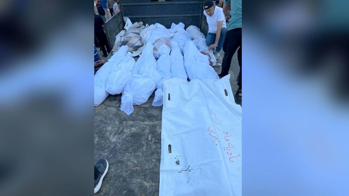 Cuerpos de los miembros de la familia Ajrami que murieron en un ataque aéreo israelí