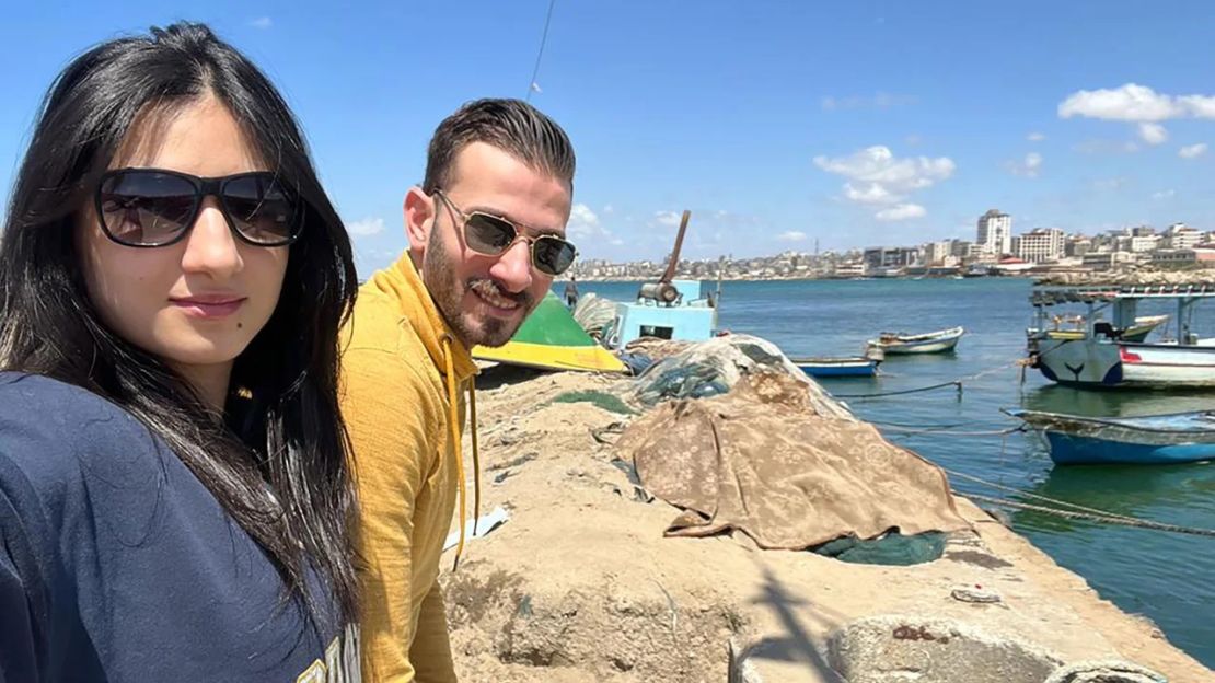 Nardeen Fares, de 27 años, se hace un selfie con su marido en el puerto de Gaza, cerca de la ciudad de Gaza, en mayo de 2023.