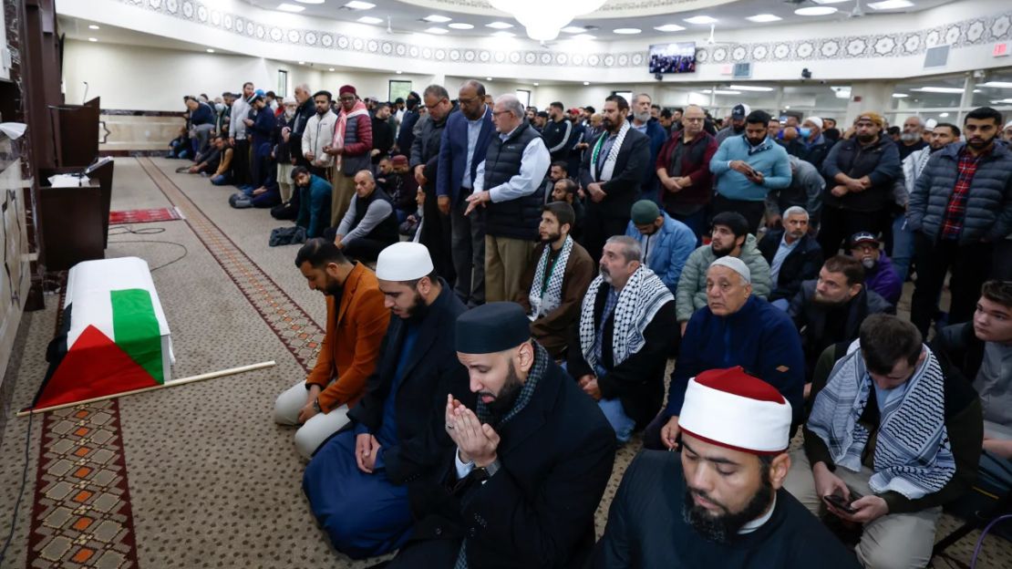 Miembros de la comunidad oran durante el funeral de Wadea Al-Fayoume en la Fundación Mezquita el 16 de octubre de 2023 en Bridgeview, Illinois.