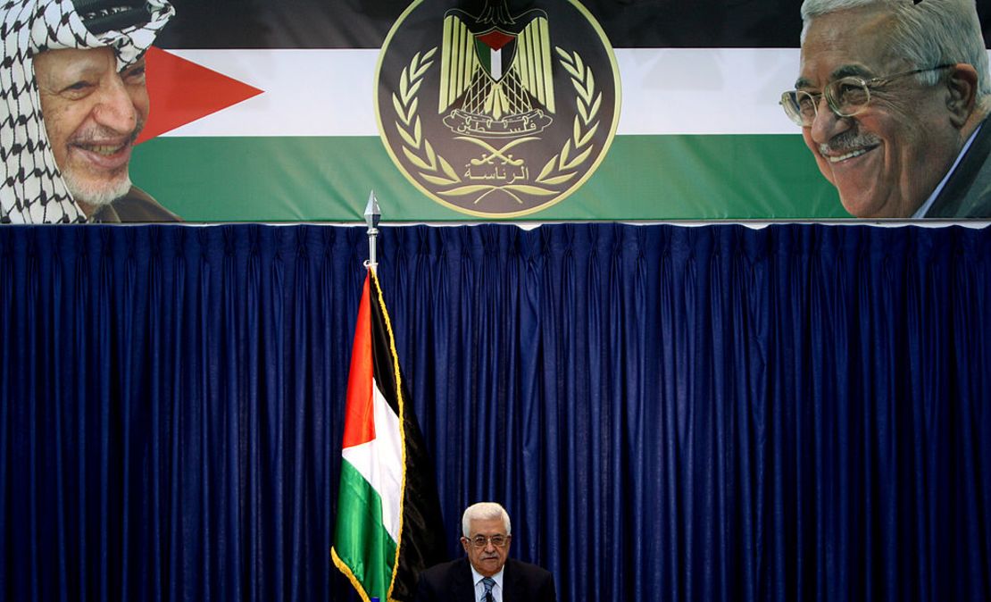 El presidente del Gobierno Autónomo Palestino, Mahmoud Abbas, en Ramallah el 11 de octubre de 2009. En las imágenes de la bandera aparecen Abbas y el difunto líder palestino Yaser Arafat.