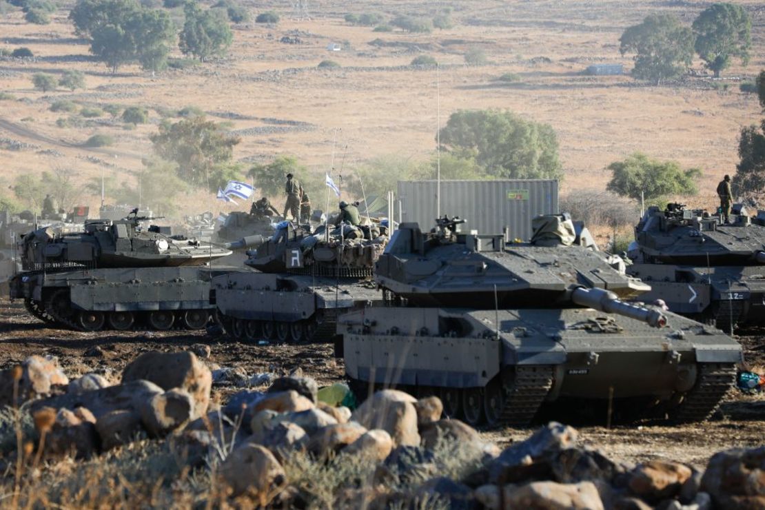 Tanques Merkava, de las Fuerzas de Defensa de Israel, desplegados en el frontera norte con el Líbano, el 15 de octubre de 2023.