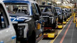 CNNE 1478772 - ford despide empleados que fabrican camioneta electrica