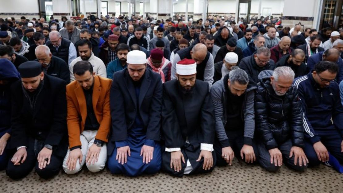 Familiares y miembros de la comunidad rezan durante el funeral de Wadea Al Fayoume, de seis años, en la Fundación Mezquita el 16 de octubre de 2023 en Bridgeview, Illinois.