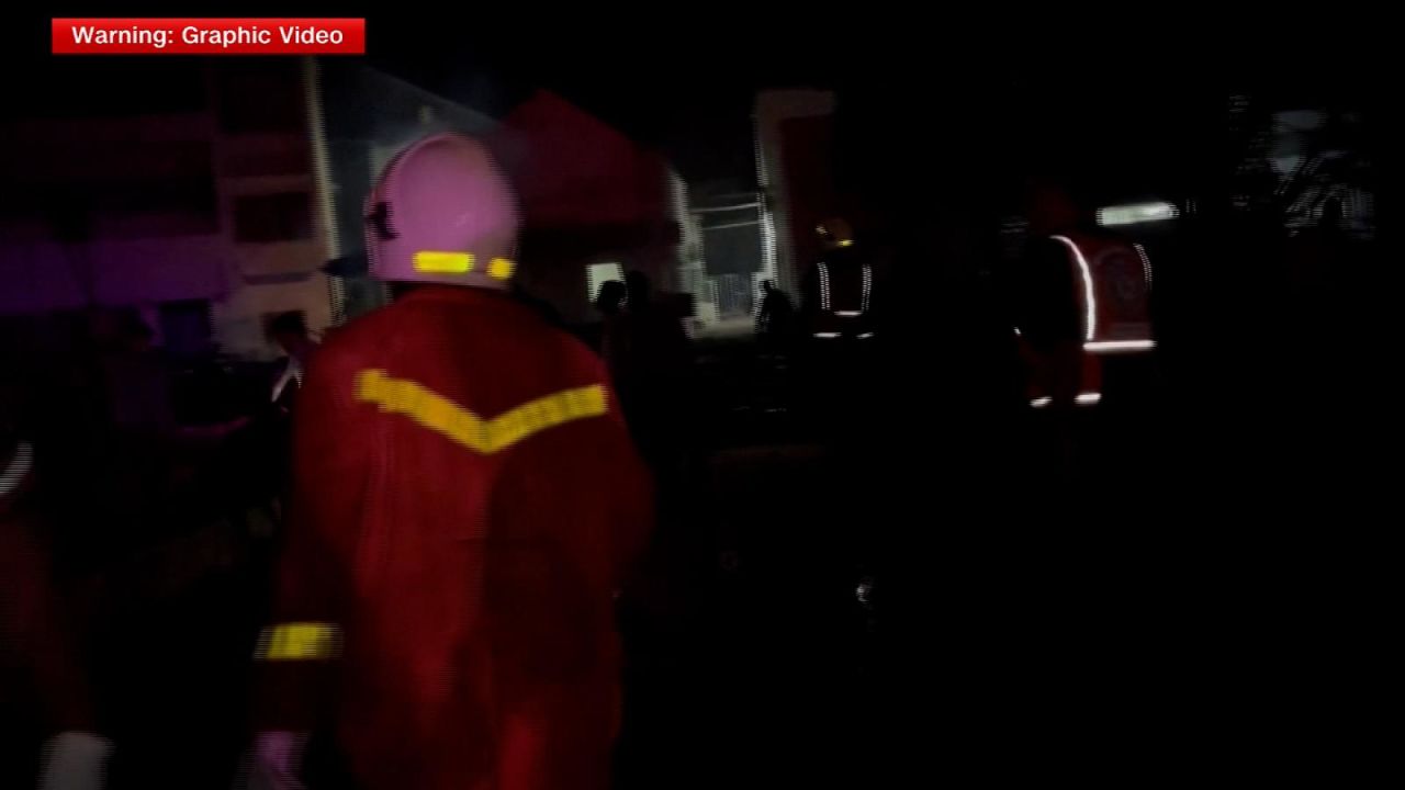 CNNE 1478953 - la devastacion que dejo la explosion en un hospital en gaza