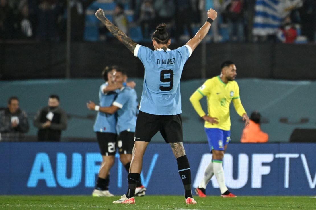 Darwin Nuñez de Uruguay celebra después de ganar el partido de clasificación para la Copa Mundial de la FIFA 2026 entre Uruguay y Brasil en el Estadio Centenario el 17 de octubre de 2023 en Montevideo, Uruguay.
