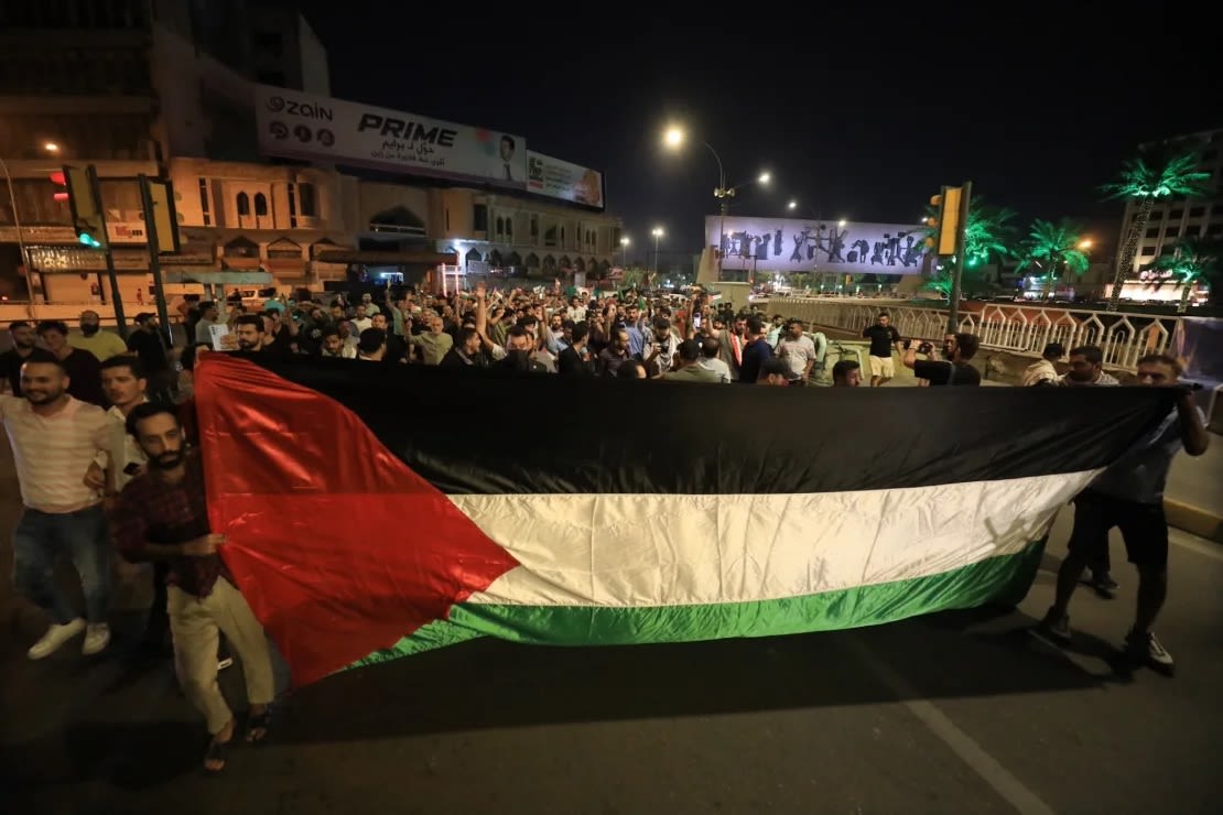 Manifestantes en la plaza Tahrir para protestar por la explosión del hospital de Gaza en Bagdad, Iraq, el 17 de octubre.