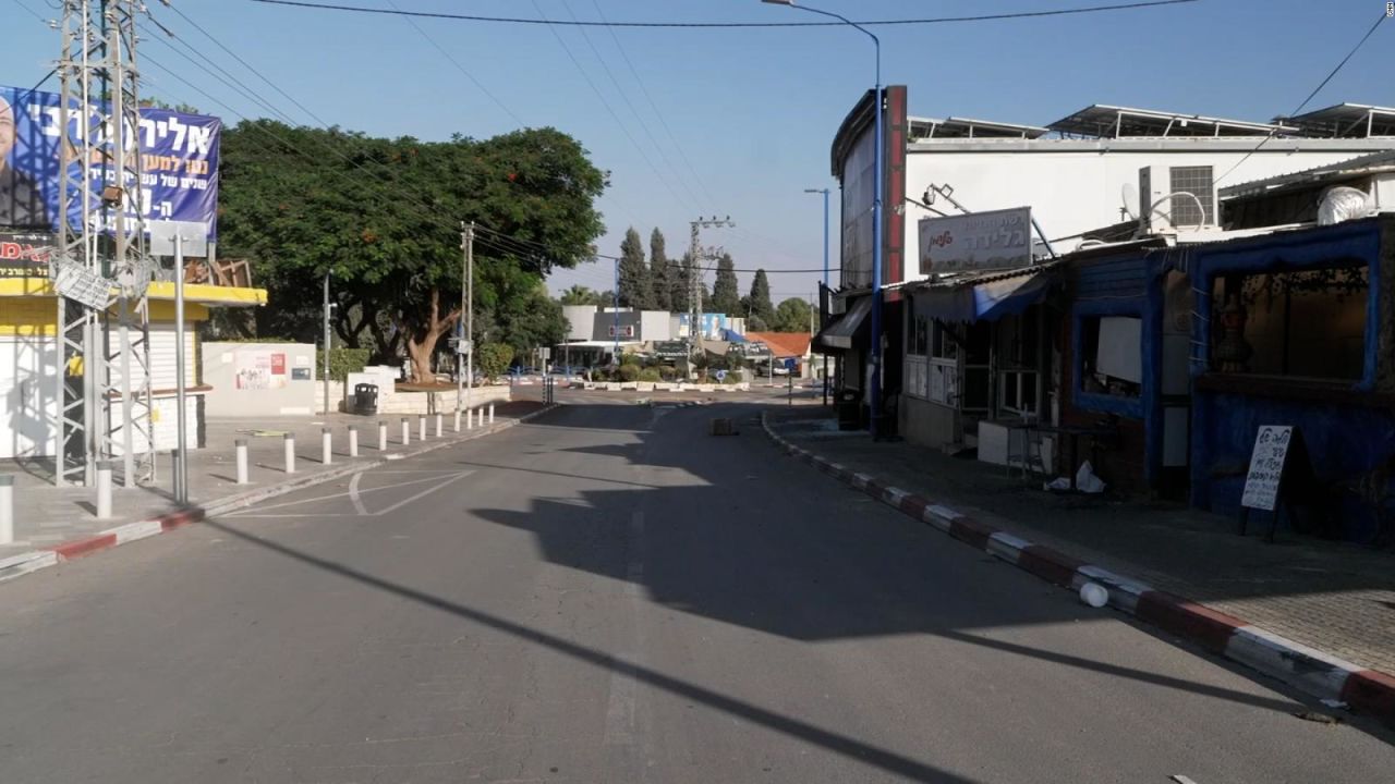 CNNE 1479138 - reportero de cnn recorre la ciudad desierta de sderot, israel