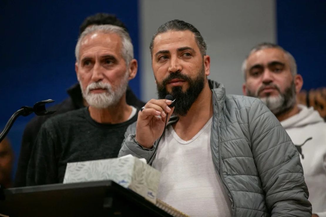 El padre de Wadea Al-Fayoume habla durante una vigilia celebrada el martes en el Prairie Activity & Recreation Center de Plainfield, Illinois. Crédito: Jim Vondruska/Reuters