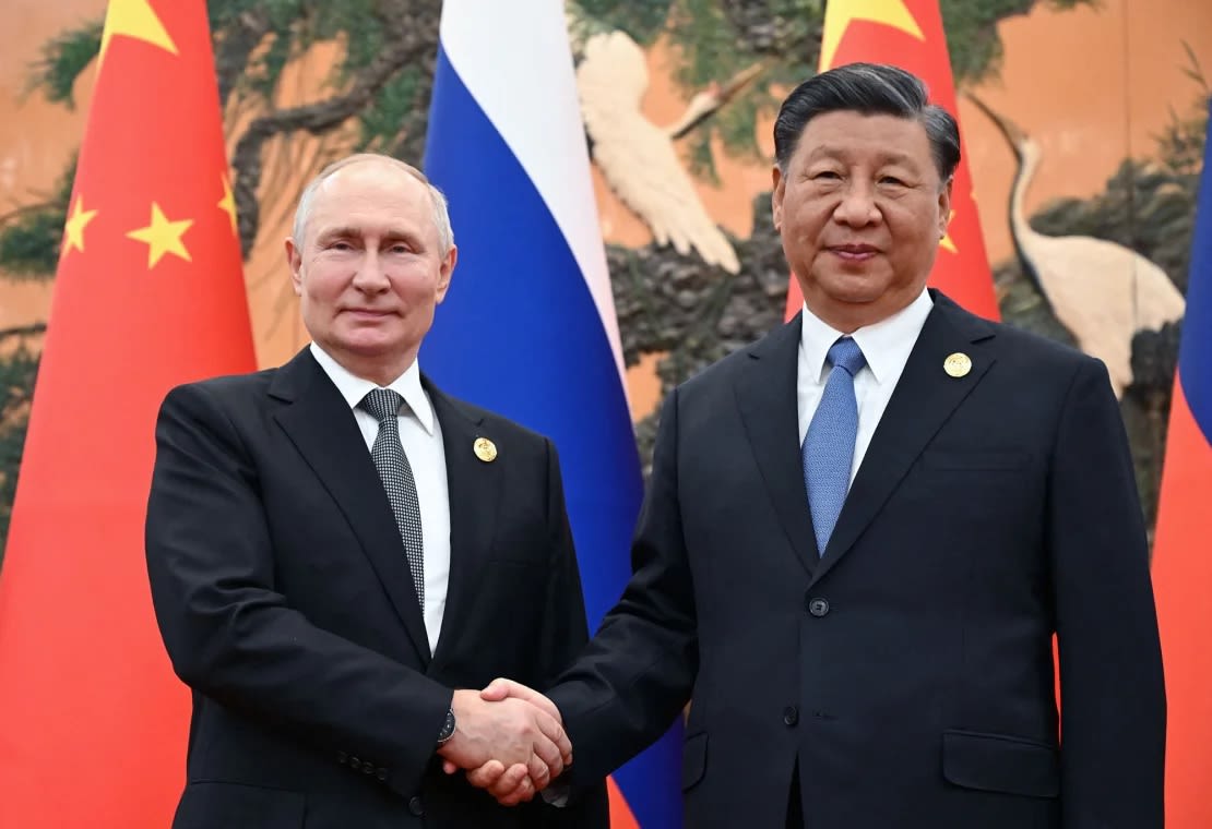 El presidente de Rusia, Vladimir Putin, y el líder chino Xi Jinping se dan la mano durante una reunión en Beijing el 18 de octubre de 2023.