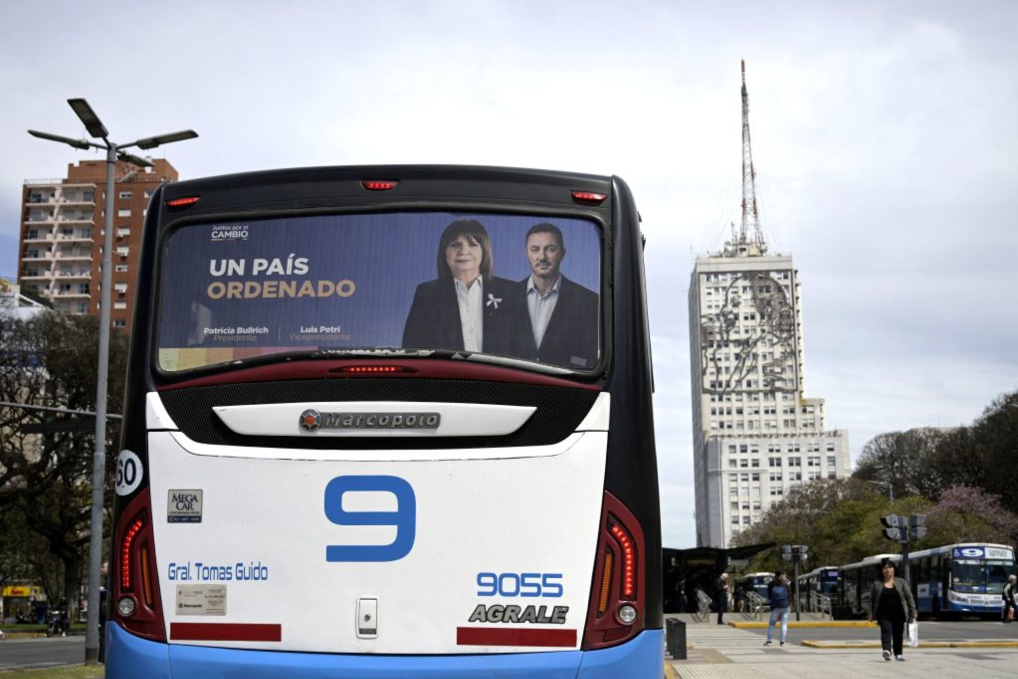 CNNE 1479775 - argentina-election-campaign-propaganda