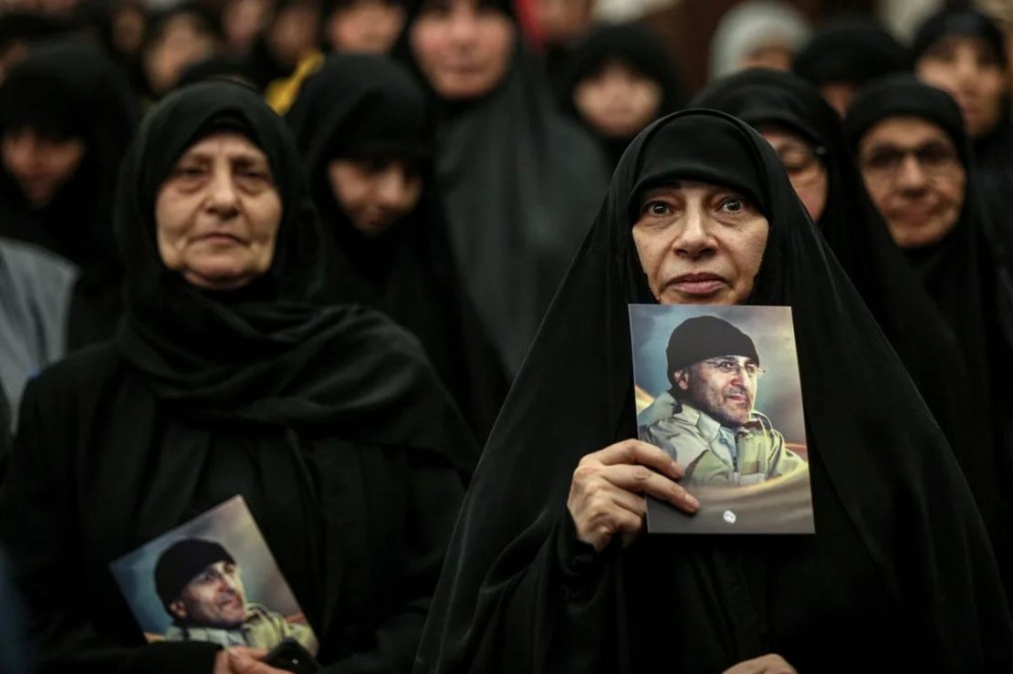 Mujeres portan las imágenes del difunto comandante de Hezbollah, Mustafa Badreddine, durante una ceremonia celebrada en Beirut el 12 de mayo. Crédito: Marwan Naamani/picture alliance/Getty Images