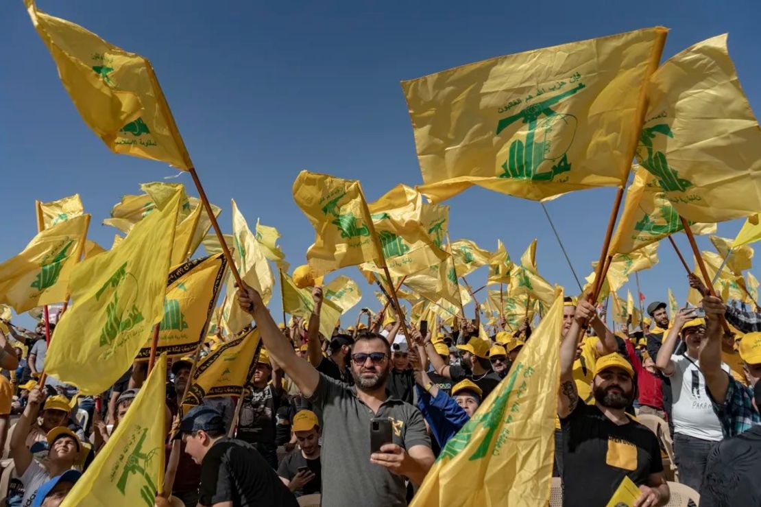 Personas con banderas de Hezbollah en un mitin en Baalbek, en el valle libanés de Bekaa, en mayo de 2022.Crédito: Francesca Volpi/Getty Images