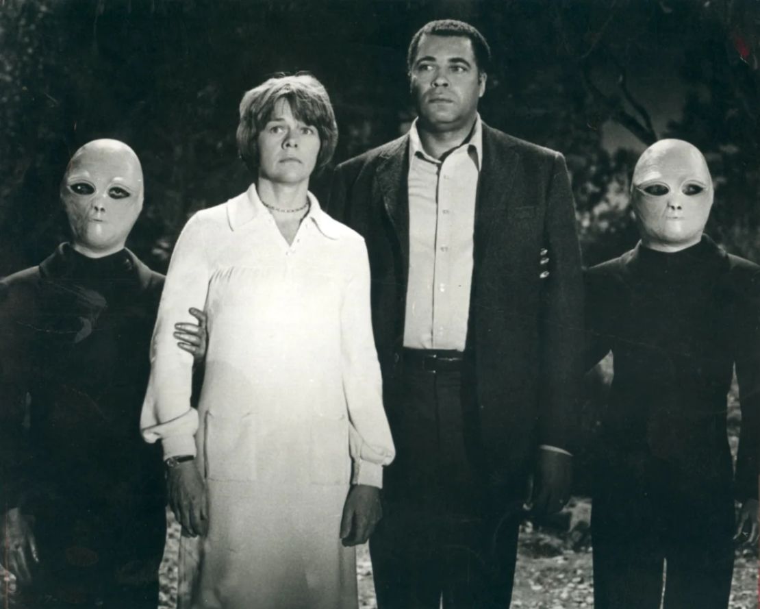 Estelle Parsons y James Earl Jones en una escena de "The UFO Incident", una película para la televisión de 1975 basada en el supuesto encuentro de los Hill.
