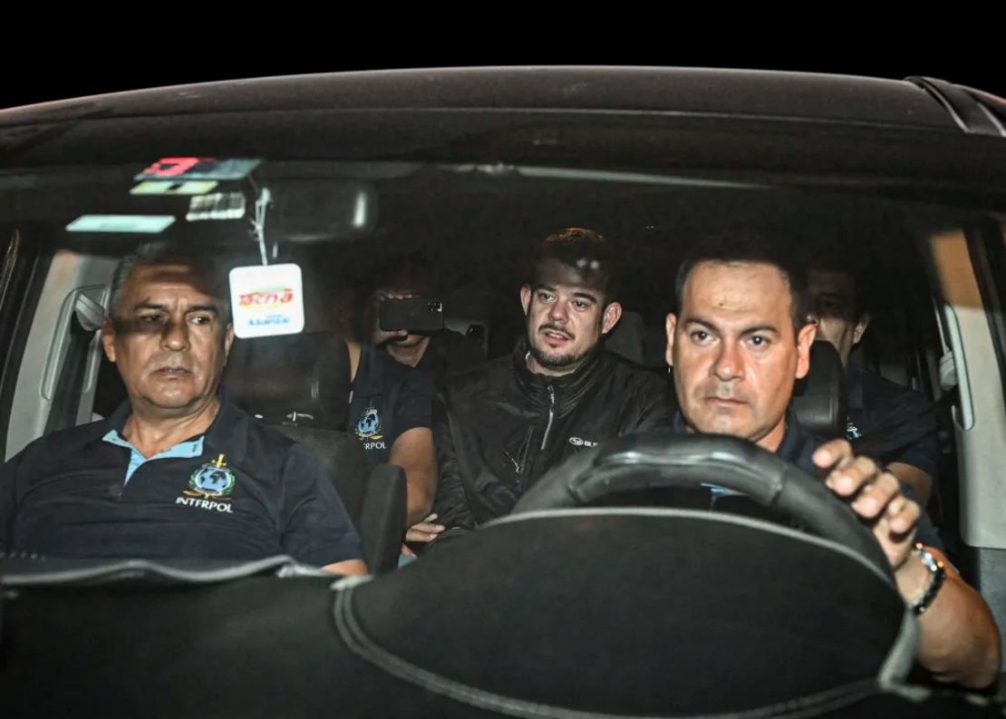 Joran van der Sloot (centro) es trasladado en una patrulla desde la cárcel de Ancon I en Lima, Perú, el 8 de junio. Crédito: Ernesto Benavides/AFP/Getty Images