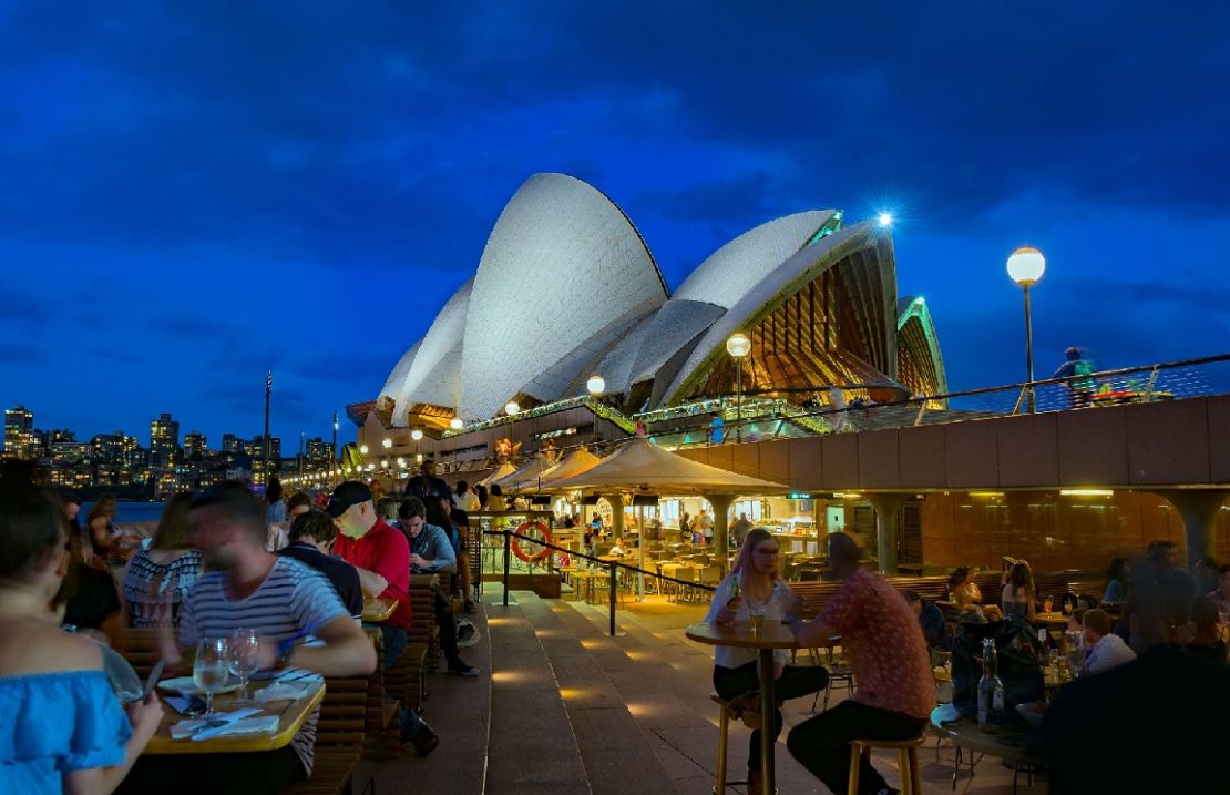 La Ópera se encuentra en el barrio de moda conocido como The Rocks, cerca del Real Jardín Botánico, el Puente del Puerto de Sydney y más.