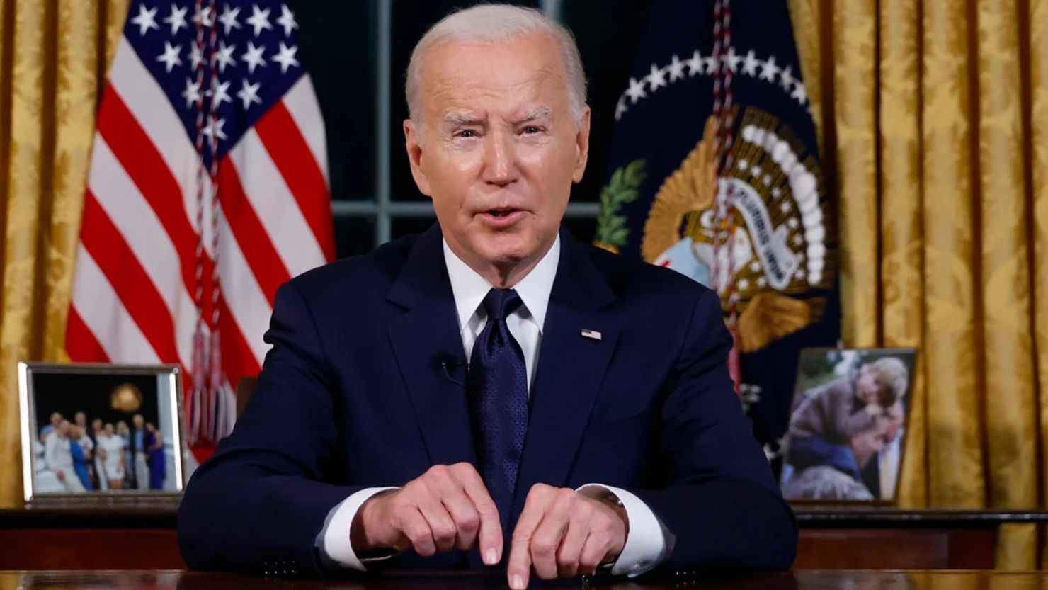 El presidente Joe Biden habla desde la Oficina Oval de la Casa Blanca el jueves 19 de octubre de 2023, en Washington.