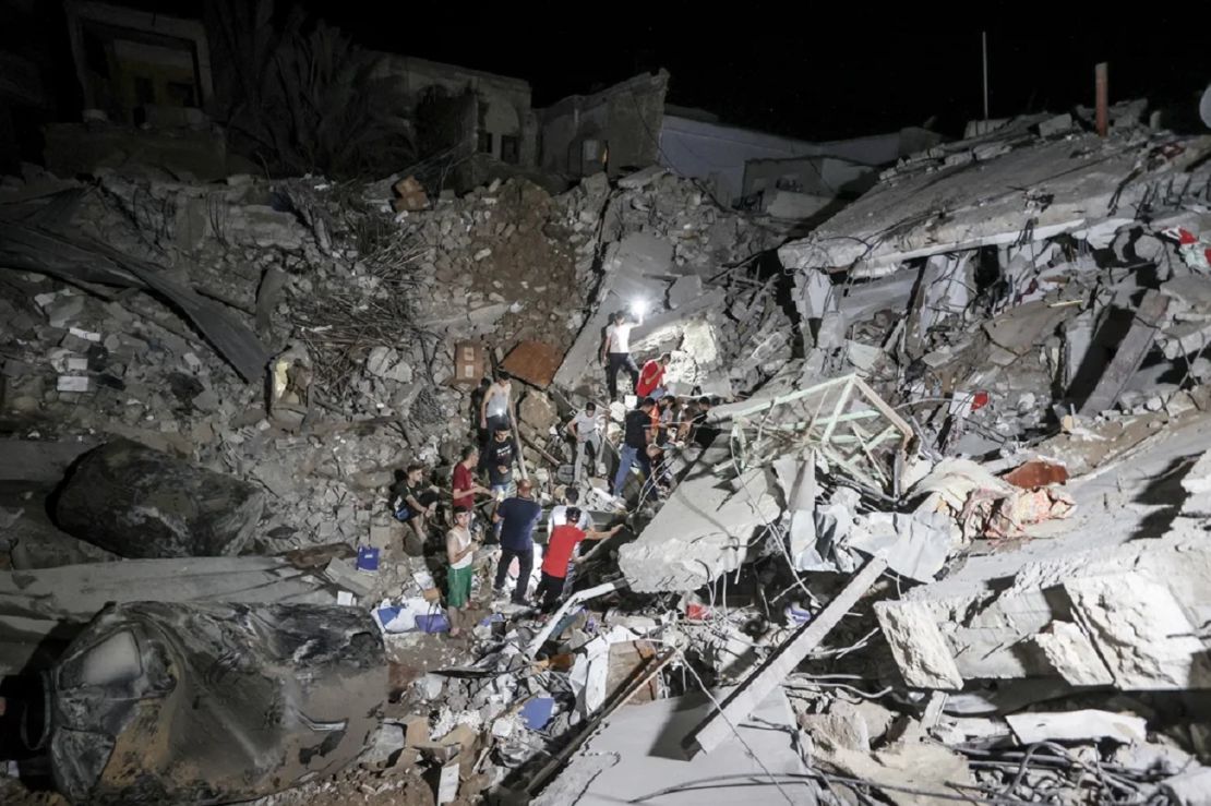 Varias personas inspeccionan los alrededores de la iglesia ortodoxa griega tras un ataque israelí en la ciudad de Gaza, el 20 de octubre.