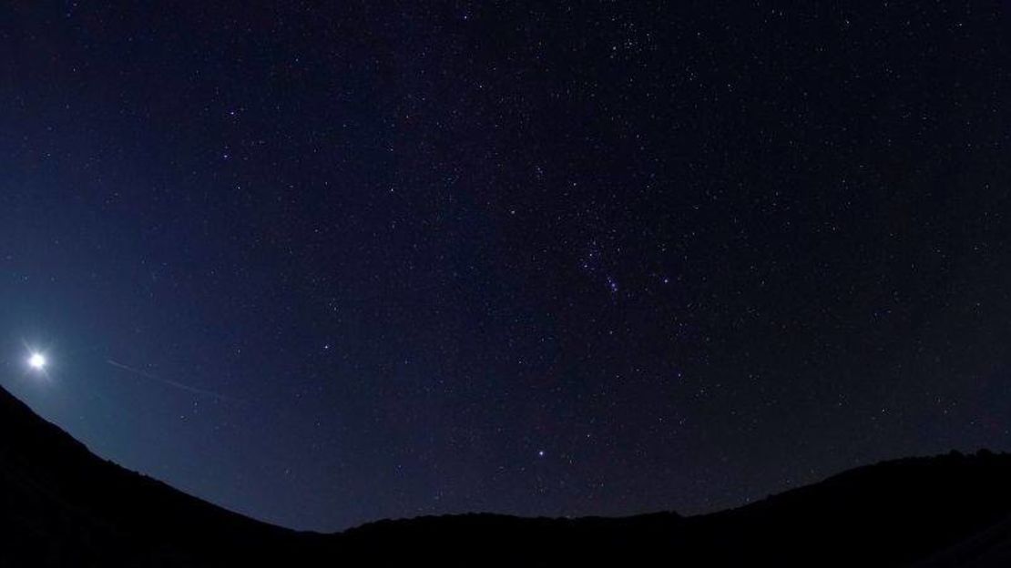 Un meteoro de la lluvia de meteoritos de las oriónidas cruza el cielo nocturno sobre el San Rafael Swell, en las afueras de Green River, Utah, en octubre de 2019.