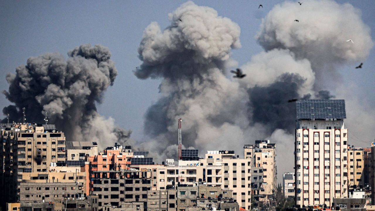 CNNE 1480607 - buscan a victimas tras bombardeo a iglesia en gaza