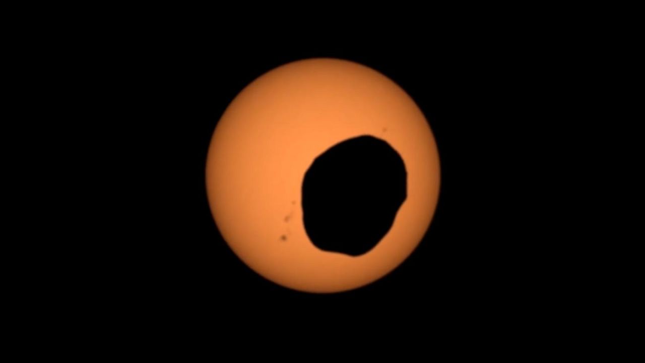 CNNE 1480615 - mira la imagen de un eclipse solar desde marte