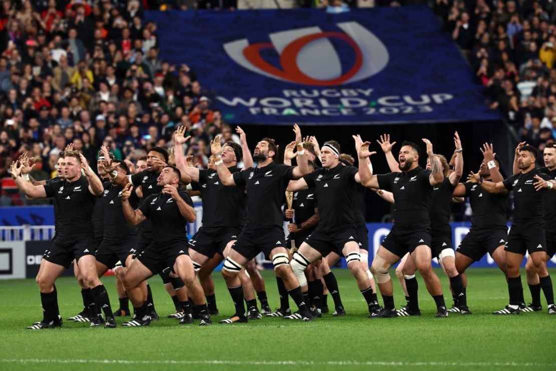 Los jugadores de Nueva Zelandia realizan el haka antes del partido de semifinales de la Copa Mundial de Rugby Francia 2023 entre Argentina y Nueva Zelandia. Crédito: ANNE-CHRISTINE POUJOULAT/AFP vía Getty Images.