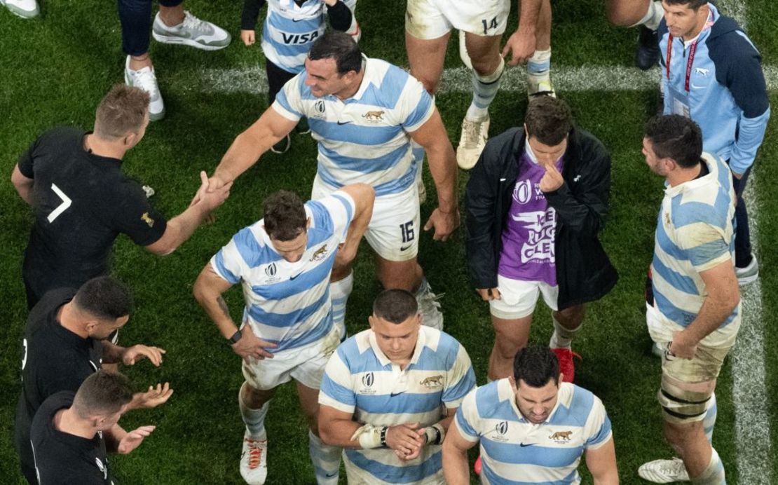 El ala y capitán de Nueva Zelandia, Sam Cane (a la izquierda), le da la mano al hooker argentino Agustin Creevy después de la victoria en la semifinal de la Copa Mundial de Rugby Francia 2023 el 20 de octubre de 2023. Crédito: ANTONIN THUILLIER/AFP vía Getty Images