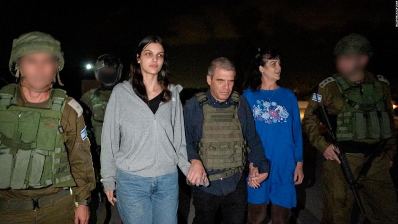 CNNE 1480690 - hamas libera a dos rehenes de origen estadounidense