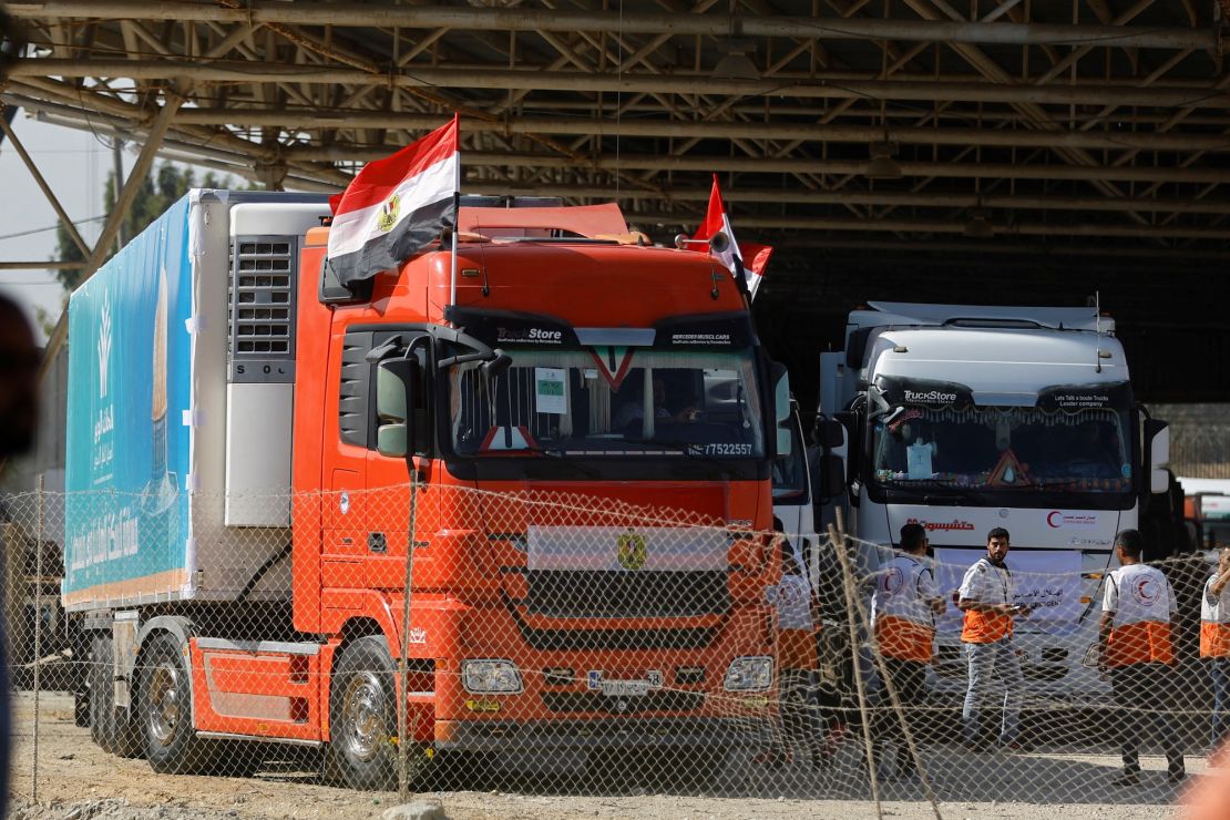 Camiones que transportan ayuda humanitaria llegan el sábado 21 de octubre al lado palestino de la frontera con Egipto en Rafah, Gaza.