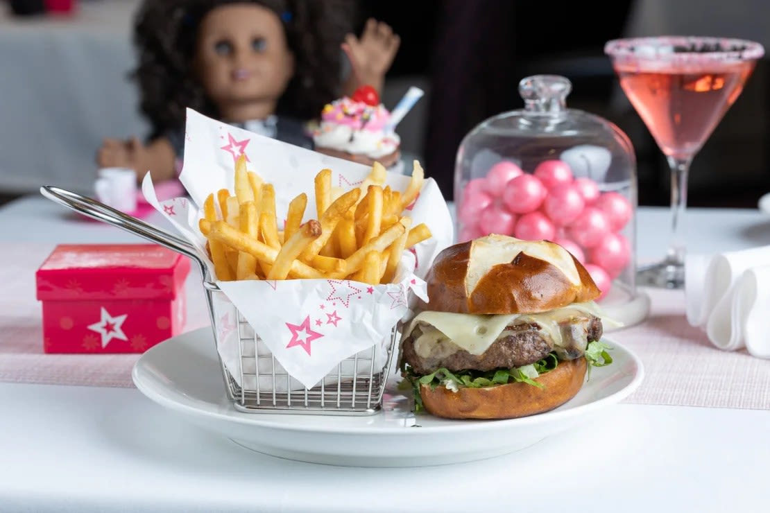 American Girl comenzó a vender alcohol en su primera cafetería minorista en Chicago en 1998. Ahora sus nueve cafeterías tienen licencias de venta de bebidas alcohólicas o sirven cerveza y vino, lo que la convierte en un destino popular para que los clientes de la Generación Z y los millennials celebren despedidas de soltera y cumpleaños, a menudo con sus muñecas.