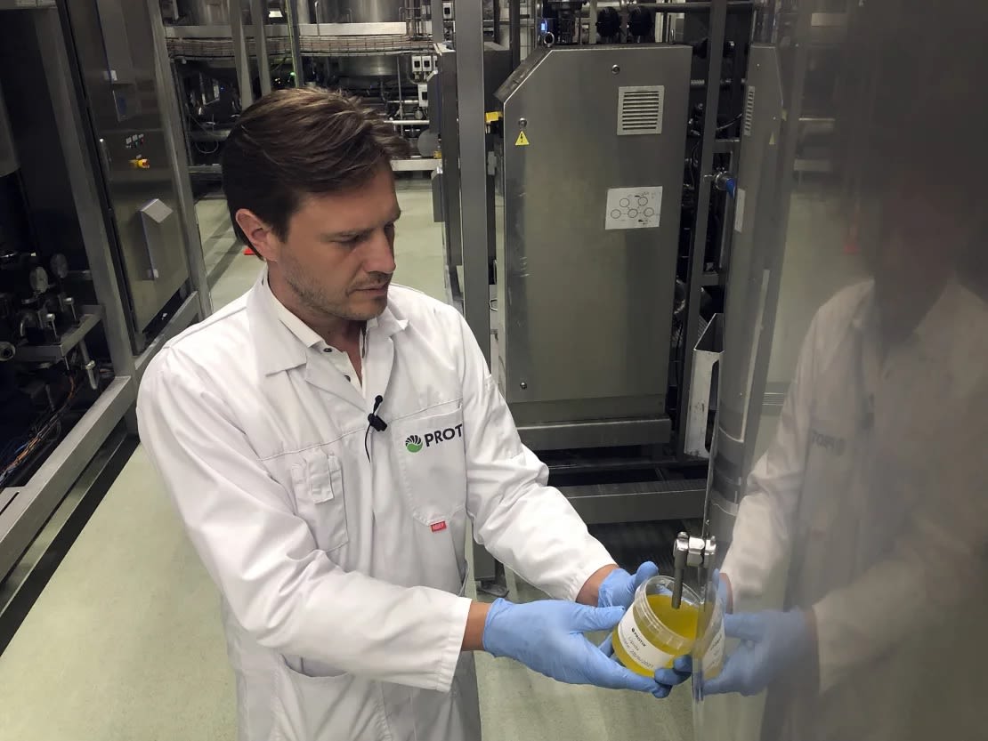 Kees Aarts, director ejecutivo de la empresa neerlandesa de cultivo de insectos Protix, vierte aceite elaborado con larvas de mosca soldado negra en las instalaciones de la empresa en los Países Bajos.