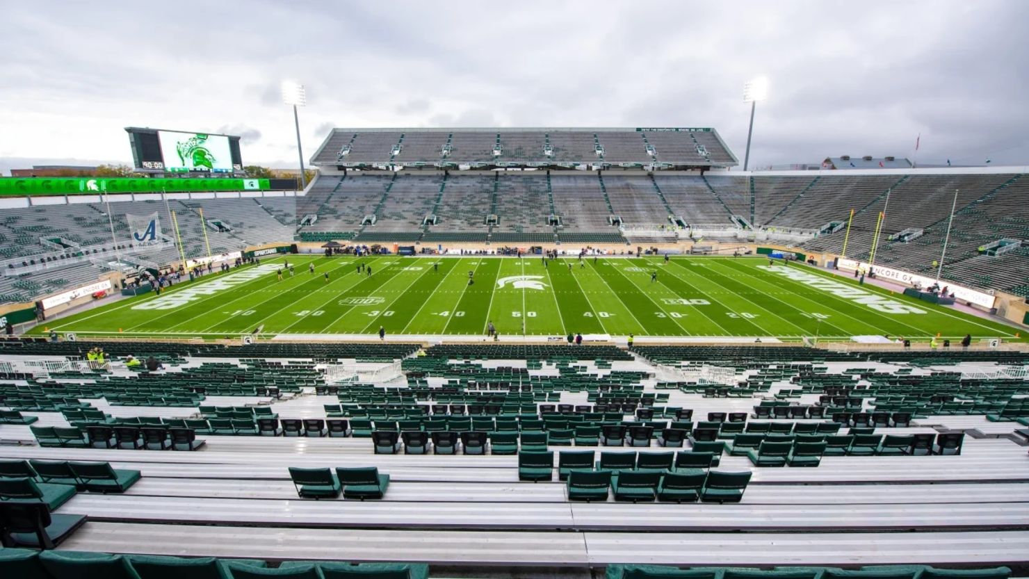 El campo antes del partido del sábado por la noche en el Spartan Stadium en East Lansing, Michigan.