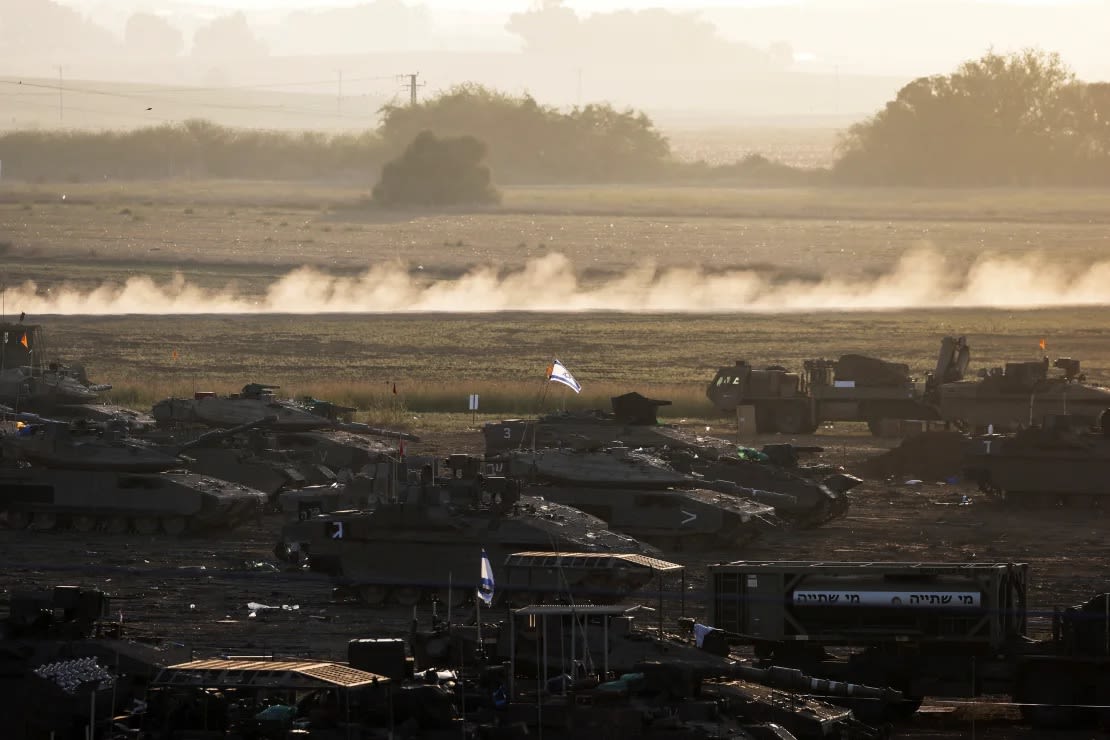 Una formación de tanques israelíes y otros militares está posicionada cerca de la frontera de Israel con Gaza, en el sur de Israel, el 20 de octubre de 2023.