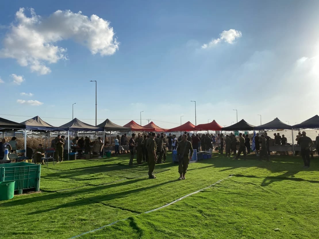 Voluntarios de todo Israel han creado una feria de alimentos improvisada para los soldados desplegados en la zona.