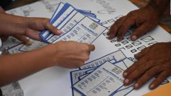 CNNE 1481406 - venezolanos acudieron a las urnas para elegir al candidato de la oposicion