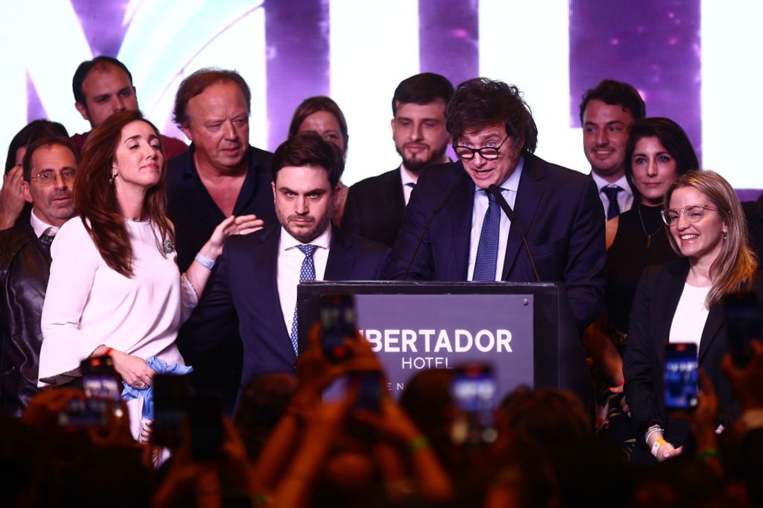 El candidato presidencial por La Libertad Avanza Javier Milei habla tras las elecciones generales del 22 de octubre de 2023 en Buenos Aires, Argentina.