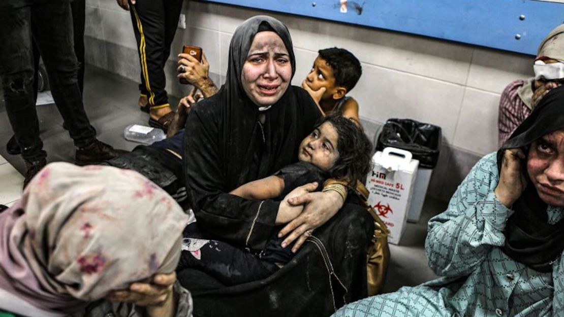 Palestinos heridos sentados en el hospital al-Shifa de la ciudad de Gaza el 17 de octubre de 2023.