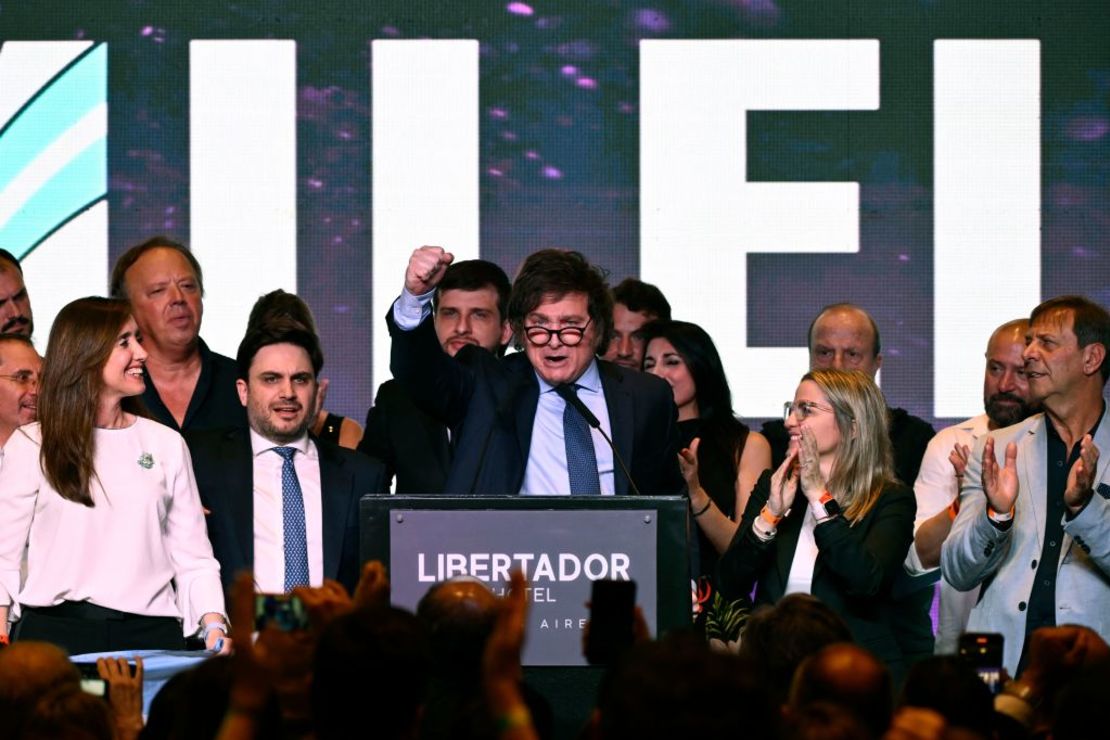 El diputado argentino y candidato presidencial por la Alianza La Libertad Avanza, Javier Milei, se dirige a sus partidarios tras conocer los primeros resultados de las elecciones presidenciales en la sede de su partido en Buenos Aires, el 22 de octubre de 2023.