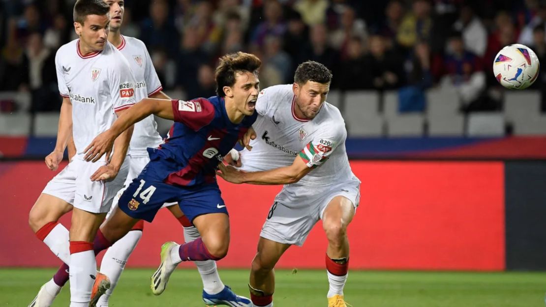 Félix compite por el balón contra el Bilbao.