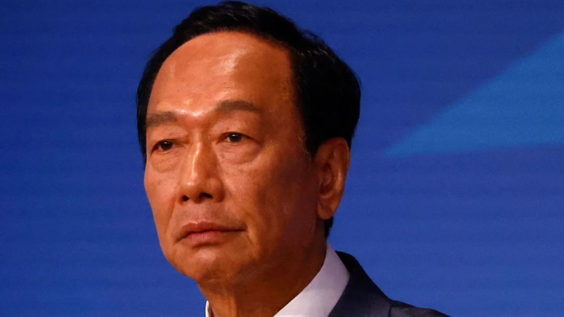 Terry Gou, fundador de Foxconn, anuncia su candidatura a la presidencia de Taiwán durante un evento de prensa en Taipei el 28 de agosto.