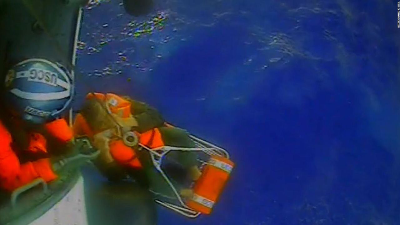 CNNE 1481916 - cuatro marineros son rescatados tras el vuelco de una embarcacion