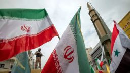 Un militar del Cuerpo de la Guardia Revolucionaria Islámica monta guardia junto a dos misiles balísticos iraníes Kheibar Shekan en el centro de Teherán mientras los manifestantes ondean banderas iraníes y sirias durante una concentración para conmemorar el Día Internacional de Quds, también conocido como el día de Jerusalén, el 29 de abril de 2022. Crédito: Morteza Nikoubazl/NurPhoto/Getty Images/Archivo