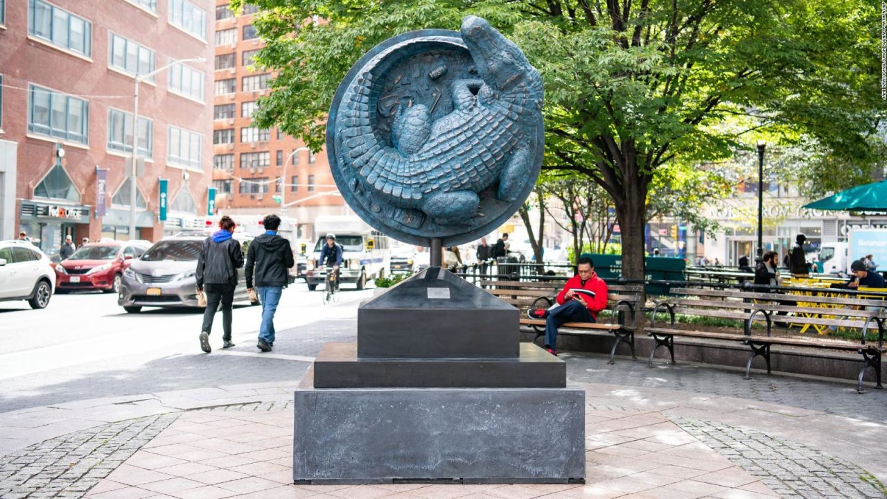 CNNE 1481987 - una leyenda urbana de nueva york se convierte en estatua