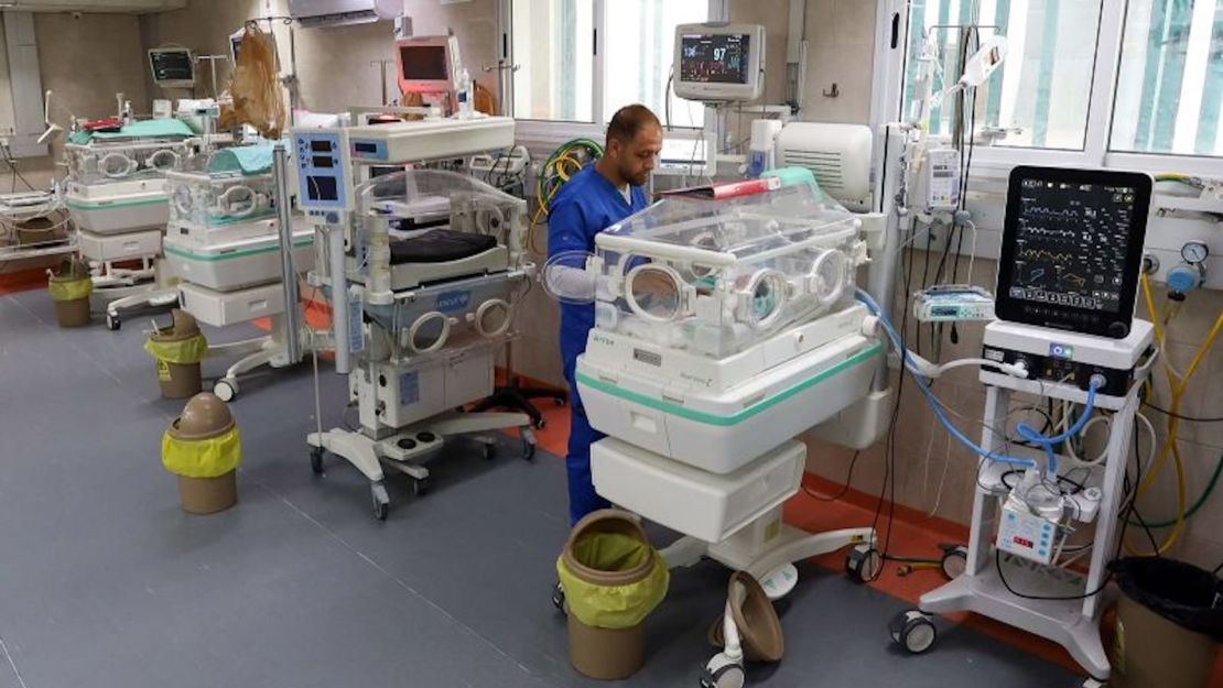 Un trabajador médico asiste a un bebé palestino prematuro que yace en una incubadora en la sala de maternidad del Hospital Shifa, en Gaza, el 22 de octubre de 2023.