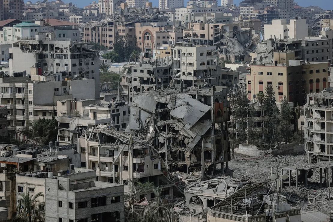 Estos edificios fueron reducidos a escombros y ruinas por los ataques aéreos israelíes se ven en Gaza el 23 de octubre de 2023.