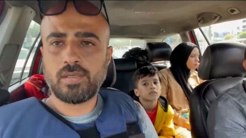 CNNE 1482211 - productor de cnn intenta huir de gaza con su familia